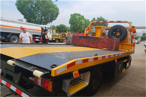 富顺附近拖车电话号码服务